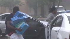 Chaos využili zlodeji. Ozbrojenci rabujú vyprázdnené domy i obchody