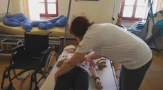 Zdravotne postihnutí ľudia v čase epidémie prichádzajú o svojich osobných asistentov