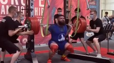 VIDEO: Desivé zranenie ruského vzpierača. Pri drepe so 400-kilovou činkou si zlomil obe kolená