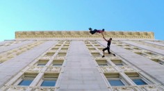 Tanečníci to „rozbalili" na stene budovy: Valčík, aký ste ešte nevideli!