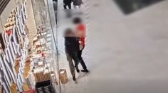 VIDEO: Dramatická potýčka v bratislavskom obchodnom centre. Muž predajcovi nastriekal do očí slzný sprej
