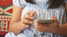 Kedy dať dieťaťu prvý telefón? Zlé načasovanie môže ovplyvniť jeho vývoj, varuje štúdia