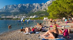 Makarská zatočila s prešpekulovanými turistami. Uterák si na pláži radšej už nenechávajte