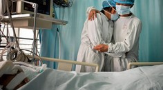 Srdcervúce snímky. Rodičia sa lúčia so zosnulým synom