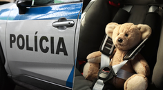 Policajti v Levoči ratovali dieťa (3) v zamknutom aute. Rodičia si „na chvíľu odbehli na nákup“
