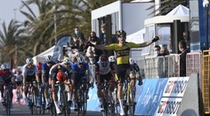 VIDEO: Dramatický finiš úvodnej etapy Tirrena ovládol Wout van Aert, Sagan medzi najlepšími chýbal