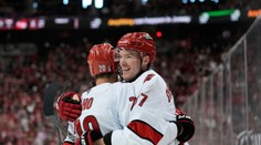 VIDEO: Carolina po skvelom vstupe dokráčala k dôležitému triumfu. New Jersey zlepšený výkon ovocie nepriniesol