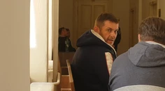 Muž v Nitre mal prepichovať policajtom gumy na autách. Súd ho do väzby neposlal