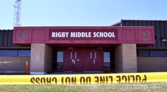 Šiestačka si do školy v USA priniesla zbraň a začala strieľať. Zranila troch ľudí