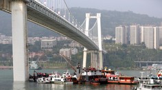 Do rieky Jang-c’-ťiang sa z tohto mosta zrútil autobus