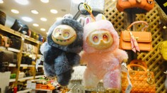 Výrobca slávnych hračiek čelí obvineniam z vykorisťovania. Pracovať tam mali aj neplnoletí