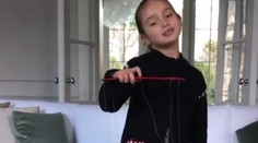 Trumpov trapas žehlila jeho rozkošná vnučka. A teraz je hitom internetu