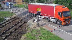 Drzosť tohto vodiča nemá hranice. Prerazil aj zatvorenú závoru na priecestí