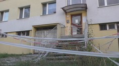 Nemajú sa ako dostať domov. Obyvatelia bytovky v Banskej Bystrici sú bez schodov do vlastného vchodu