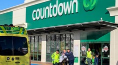 Muž útočil nožom v supermarkete. Odvážni zákazníci sa ho pokúsili zneškodniť