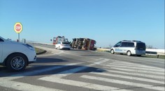 Policajná naháňačka pri Trebišove: Auto padalo 20 metrov. Hasiči, ktorí išli ku nehode, havarovali tiež