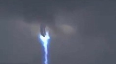 Šokujúce video ukazuje zvláštny pohyb blesku. Konšpirátori si lámu hlavy