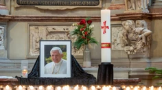 Odvaha, pokora a múdrosť. Svetoví aj slovenskí štátnici reagujú na úmrtie emeritného pápeža Benedikta XVI.
