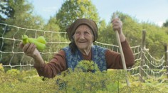 Má takmer sto rokov, no stále chodí na hríby a šije: Pani Mária tvrdí, že pohyb ju drží pri živote