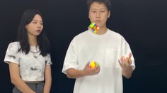 VIDEO: Viacnásobný rekordér sa opäť zviditeľnil. Počas žonglovania rýchlo zložil tri rubikove kocky