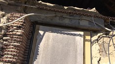 Dôchodcovia sa stali obeťami podvodu. Ich starý dom drží pokope iba reťaz