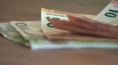 Do druhého piliera už smerujú nižšie príspevky. Zisťovali sme, či je potrebné sporiť si aj pomimo