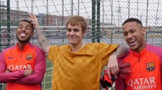 VIDEO: Justin Bieber trénoval s hviezdami Barcelony. S loptou mu to celkom išlo!