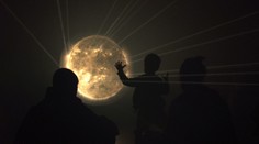 Umenie, ktoré ožíva v tme jesenných nocí: Od piatka do nedele žiari v Bratislave festival súčasného umenia Biela noc