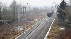 Železničné priecestia vo Veľkej Lomnici sú mimo prevádzky. Na elektrické vedenie padol strom