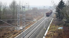 Železničné priecestia vo Veľkej Lomnici sú mimo prevádzky. Na elektrické vedenie padol strom