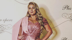 Evelyn sa nezaprela ani na Plese v opere. V tomto vyšla z domu