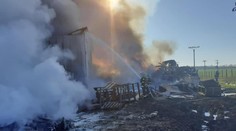 Plamene a hustý čierny dym vystrašili obyvateľov obce Lok, horel zberný dvor