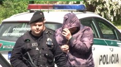 Muž si stiahol tepláky pred deťmi, zadržala ho polícia