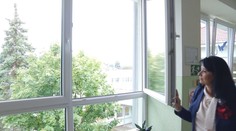 Ako často vetrať, aby sa školáci neučili vo vydýchanom vzduchu? Pomôcť majú „zvedavé nosy“