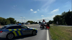 Vážna nehoda na D1. Motorkár sa zrazil s uvoľneným strešným stanom, zasahovať musel vrtuľník