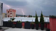 Hromy a blesky vo Vranove nad Topľou. Silné búrky dvíhajú hladiny riek na východe