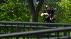 Panika v Bielom dome. Muž prehodil cez plot svoje osobné veci