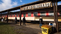 Vlaky z Bratislavy meškajú, hlásia už viac ako hodinové zdržania