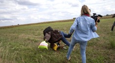 Kameramanku, ktorá kopala do migrantov, najvyšší súd oslobodil