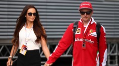 Jazdec F1 povedal áno krásnej modelke. Nevesta mala rafinovaný výstrih
