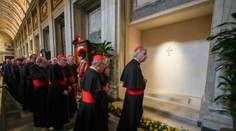 Kardináli sa modlili pri hrobe pápeža Františka, čaká ich dôležité rozhodnutie