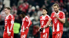 Šok v bavorskom derby, Bayern v lige s prvou prehrou. Vavro sa vrátil do základnej zostavy, ale prehre nezabránil