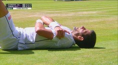 Djokovič aj s poraneným ramenom ide ďalej