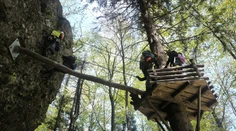 Jedna zostala visieť v stene, druhá na strome. Turistky uviazli na ferrate v Kremnických vrchoch