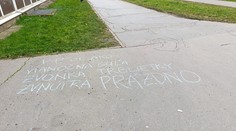 Pellegrini dorazil na univerzitu do Košíc. Vítali ho kriedové nápisy, previezli ho radšej autom