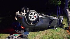 Tragédia v Sebedraží. Auto skončilo na streche, vodič (†37) nehodu neprežil