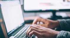 NBÚ by mal mať možnosť blokovať stránky s hoaxami