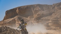 Rely Dakar: Na Svitka vyskočila tvárnica. V 100-kilometrovej rýchlosti musel dvíhať na zadné