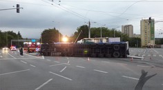 Na frekventovanej križovatke v Prešove sa zrazili dva kamióny, jeden sa prevrátil