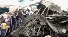 Ďalší pád budovy! Pod troskami v severoindickom meste Kánpur sú stále desiatky ľudí